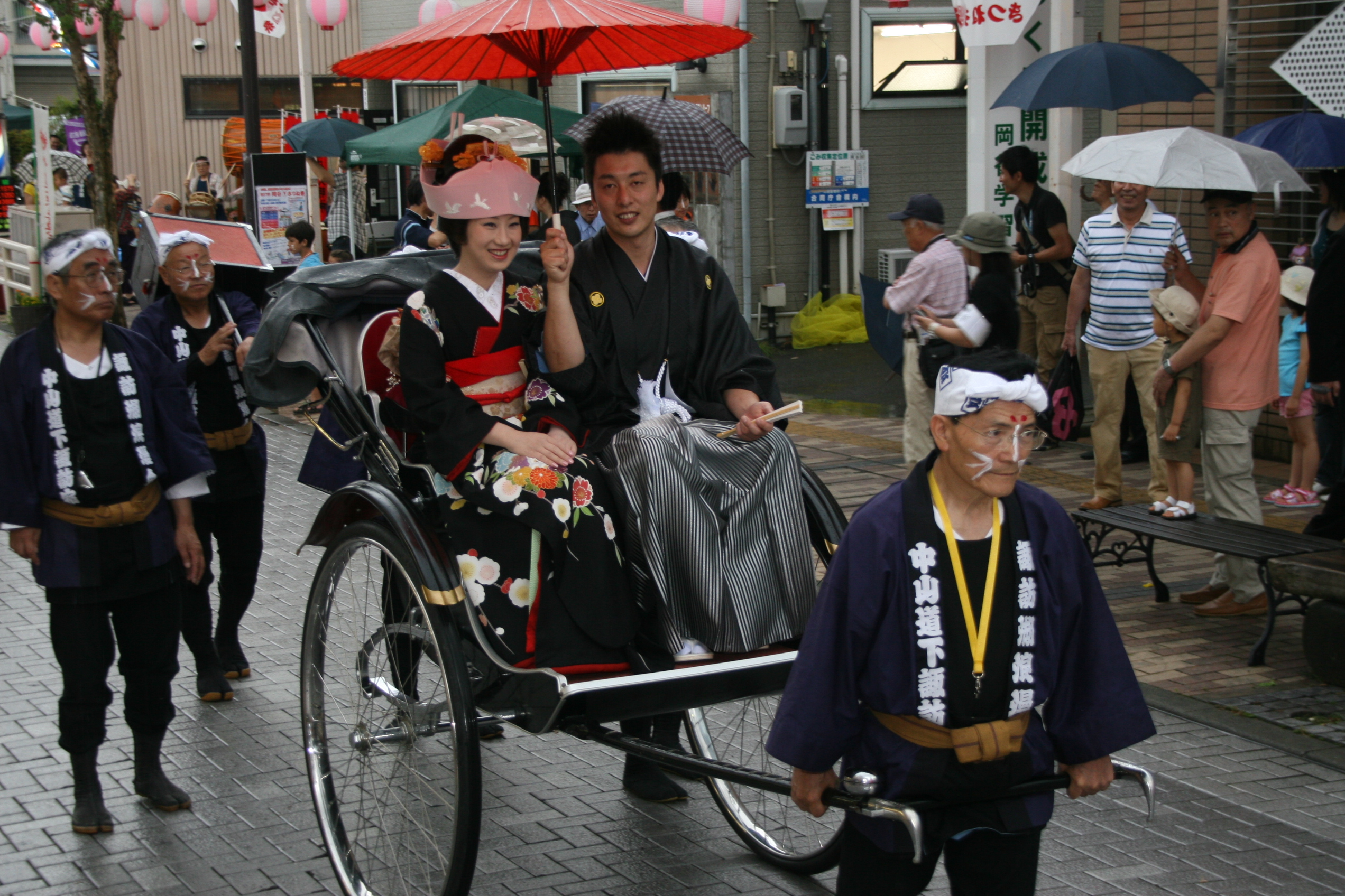③雨の中相合傘で入場.JPG