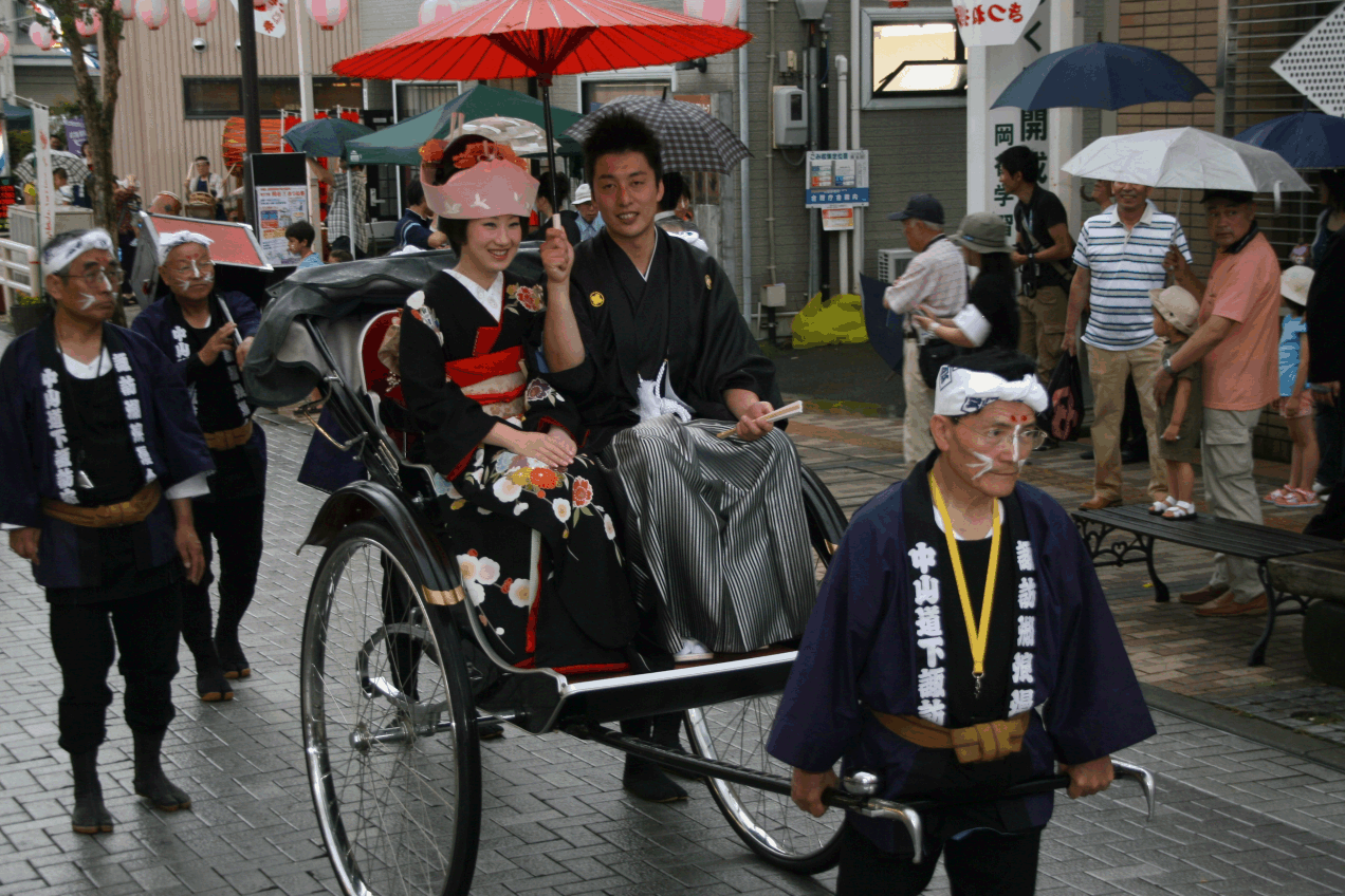 ③雨の中相合傘で入場.gif