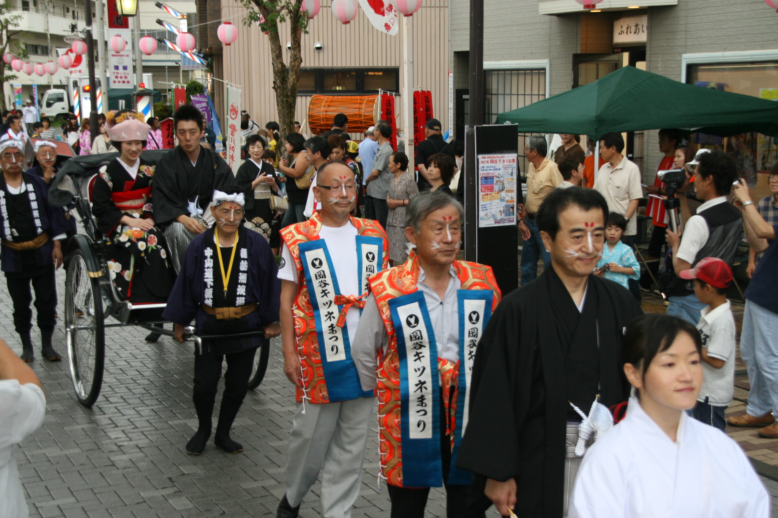 ④市長、会頭の先導で入場パレード.JPG