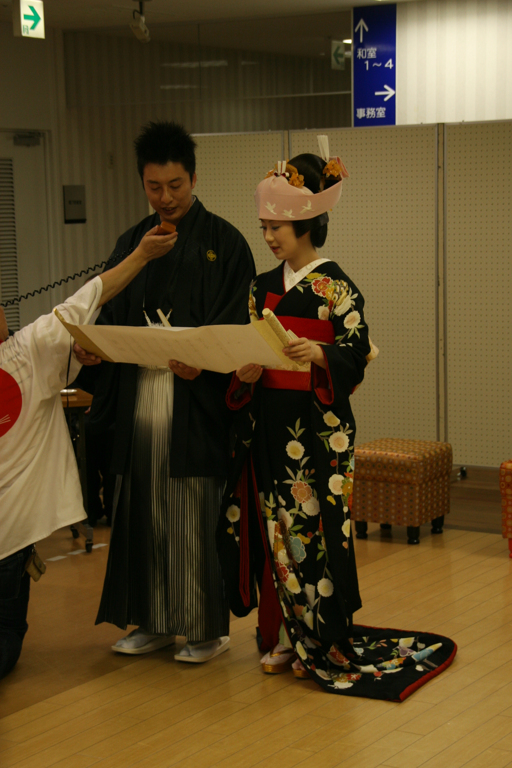 ⑦観衆を前に結婚の誓い.JPG