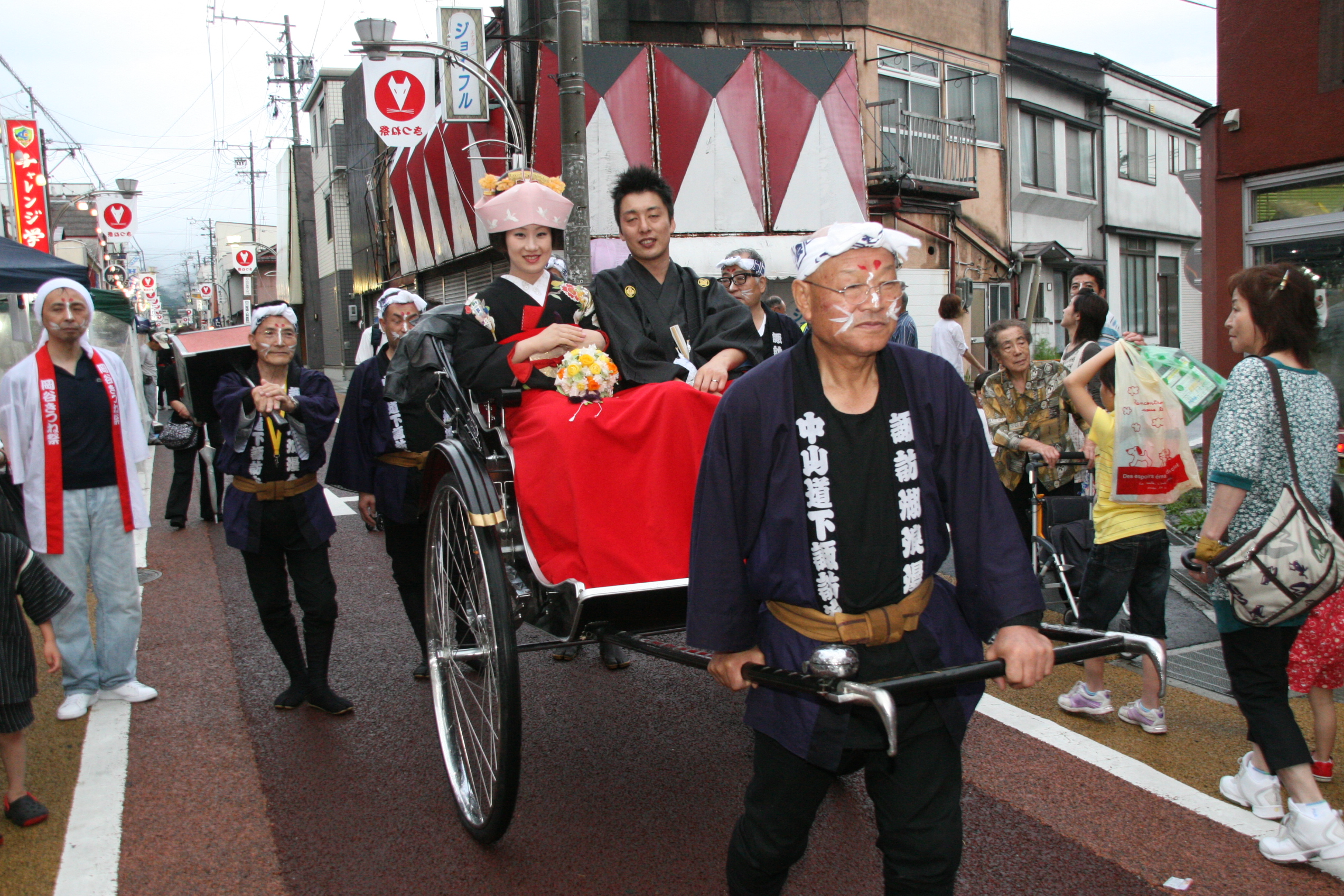 ⑨人力車に乗って披露パレード.JPG