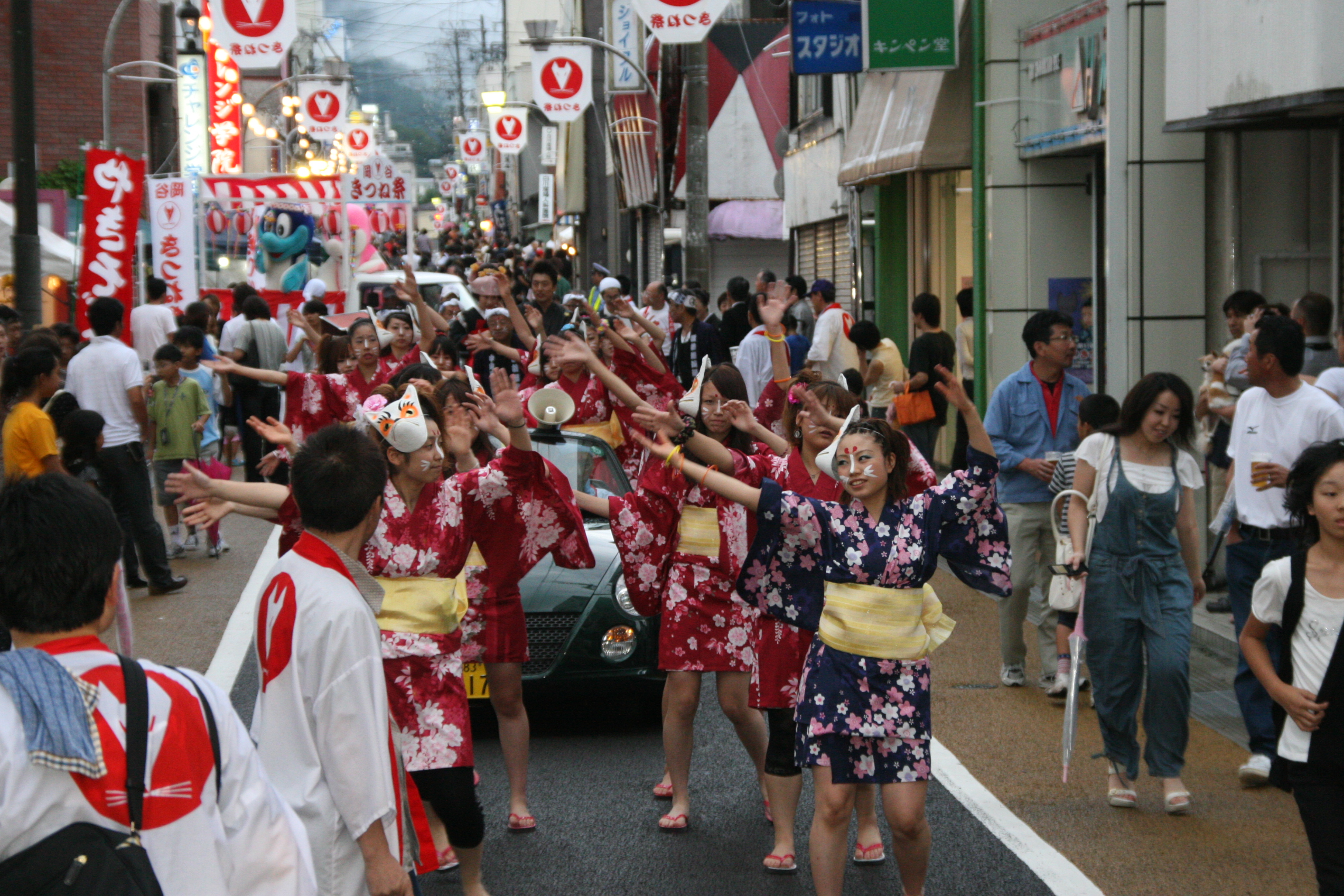 ⑩大勢の市民が祝福.JPG
