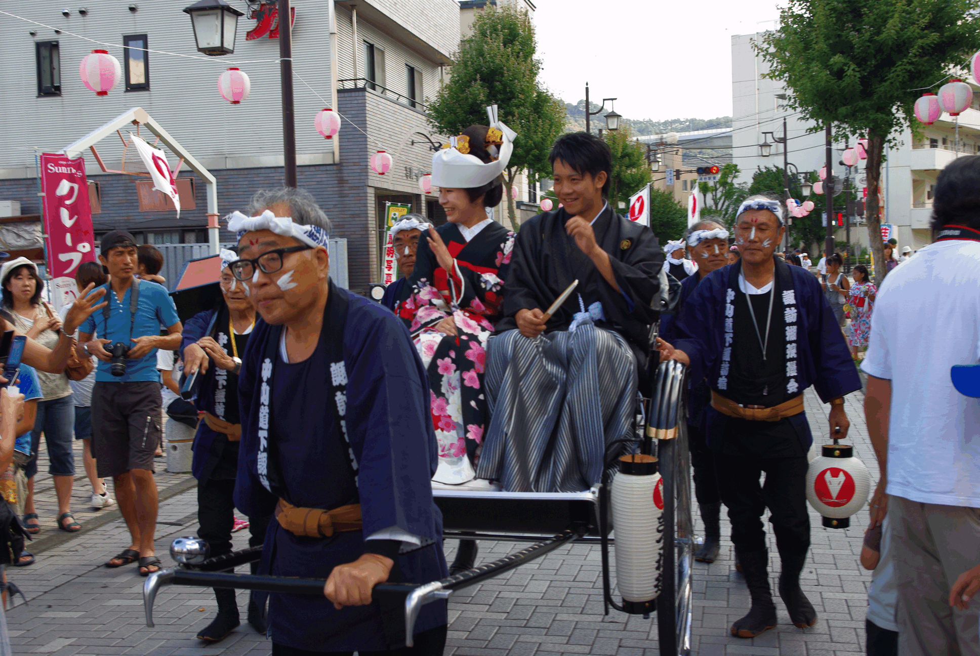 沿道からの声援に笑顔.gif