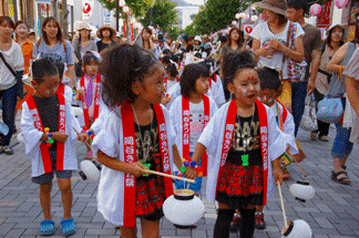 総勢150人のこぎつねが先導⑤.gif